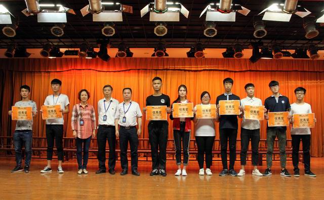 調(diào)整大小 13、楊繼強(qiáng)書記、李波書記和沈群書記給獲得優(yōu)秀獎(jiǎng)的代表隊(duì)頒獎(jiǎng).jpg