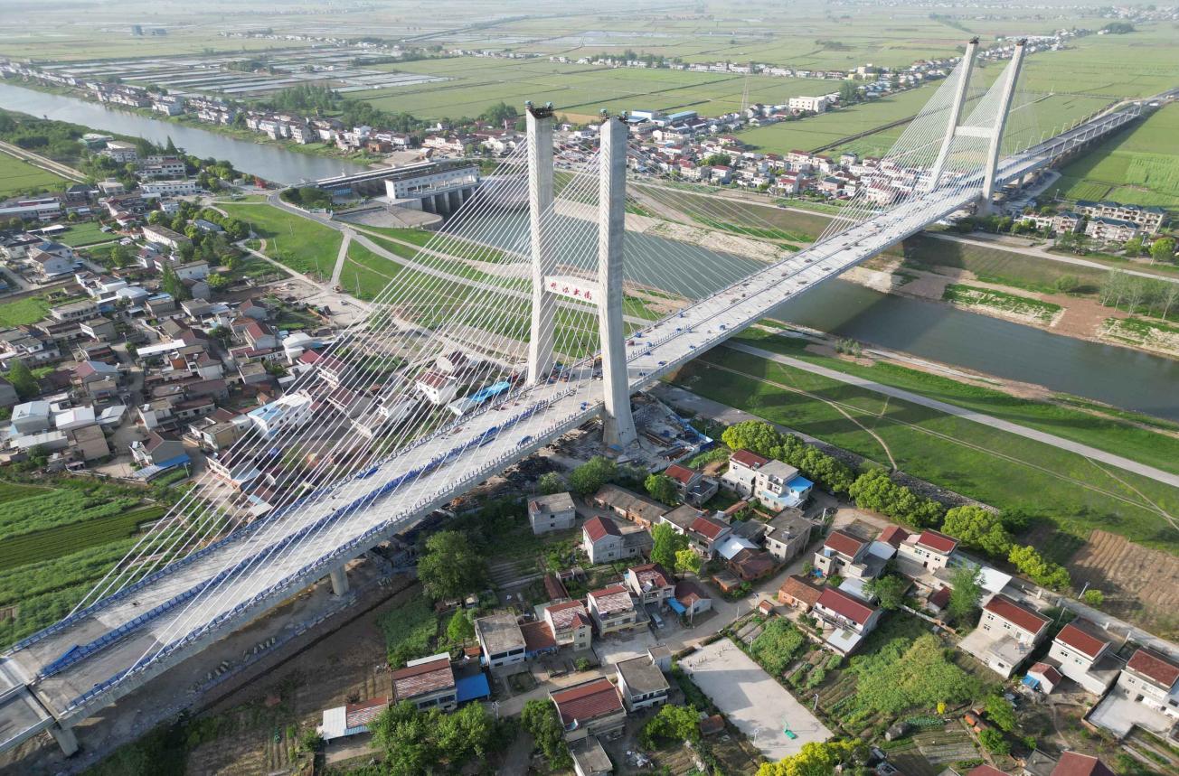 建設投資集團（原路橋集團）G347安九二期楊灣河特大橋。安徽建工集團供圖