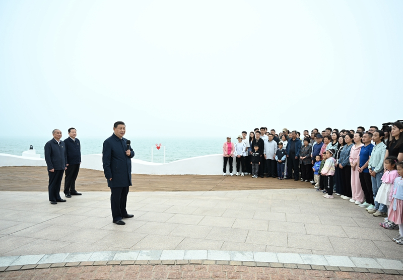 5月22日至24日，中共中央總書記、國家主席、中央軍委主席習(xí)近平在山東考察。這是22日下午，習(xí)近平在日照市陽光海岸綠道同市民和游客親切交流。