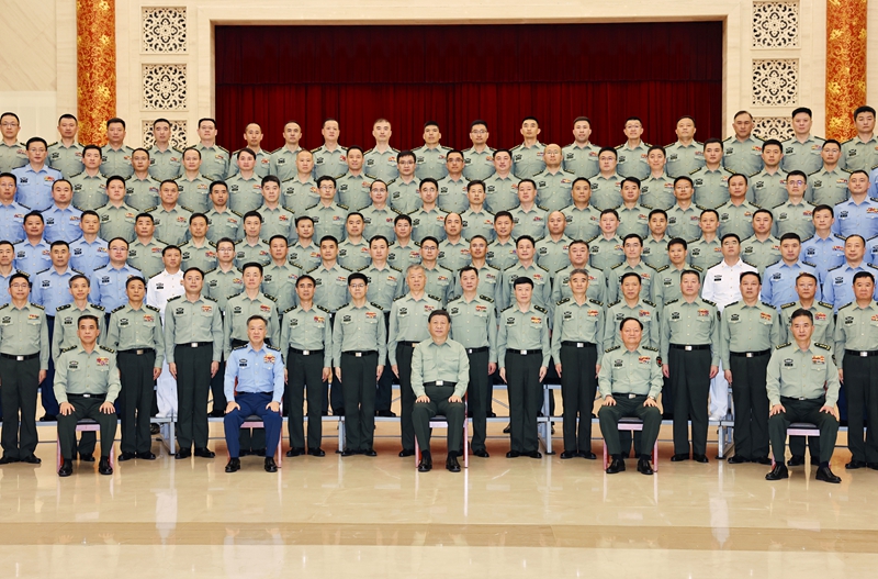 5月22日至24日，中共中央總書記、國家主席、中央軍委主席習(xí)近平在山東考察。這是23日上午，習(xí)近平在濟(jì)南親切接見駐濟(jì)南部隊上校以上領(lǐng)導(dǎo)干部，代表黨中央和中央軍委向駐濟(jì)南部隊全體官兵致以誠摯問候。