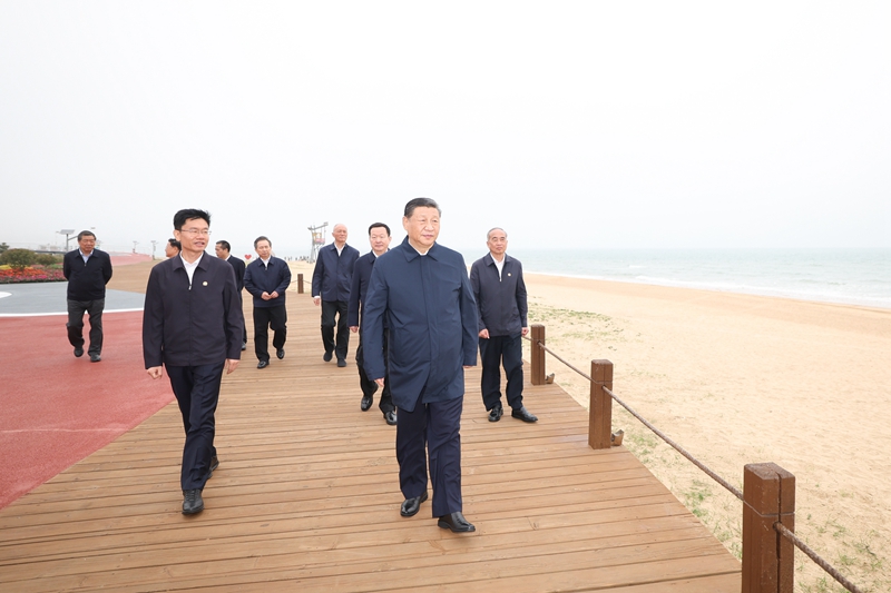 5月22日至24日，中共中央總書記、國家主席、中央軍委主席習(xí)近平在山東考察。這是22日下午，習(xí)近平在日照市陽光海岸綠道考察。