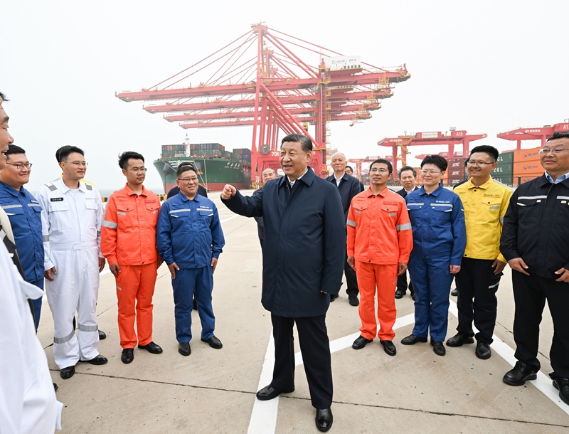 ??5月22日至24日，中共中央總書記、國家主席、中央軍委主席習(xí)近平在山東考察。這是22日下午，習(xí)近平在日照港親切慰問港口科技工作者、運(yùn)營人員、航運(yùn)人員。 