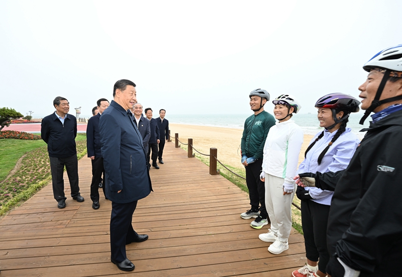 5月22日至24日，中共中央總書記、國家主席、中央軍委主席習(xí)近平在山東考察。這是22日下午，習(xí)近平在日照市陽光海岸綠道同市民親切交流。