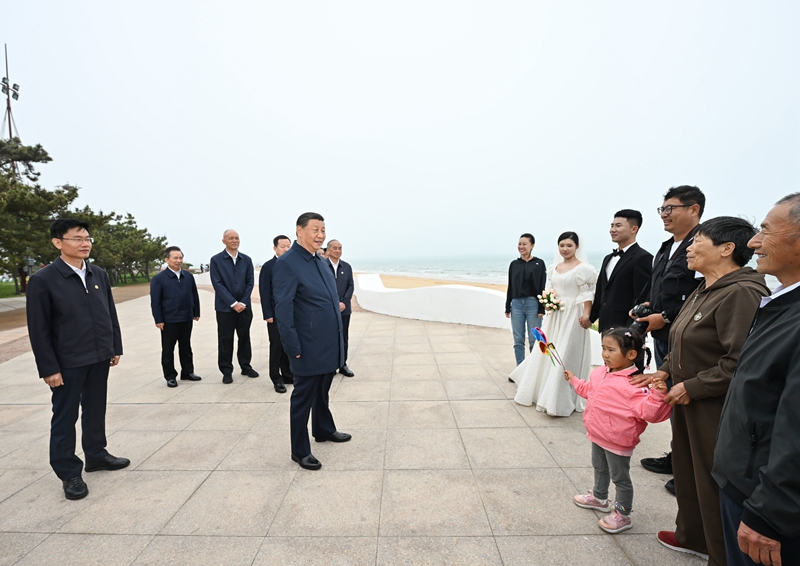 5月22日至24日，中共中央總書記、國家主席、中央軍委主席習(xí)近平在山東考察。這是22日下午，習(xí)近平在日照市陽光海岸綠道同市民親切交流。